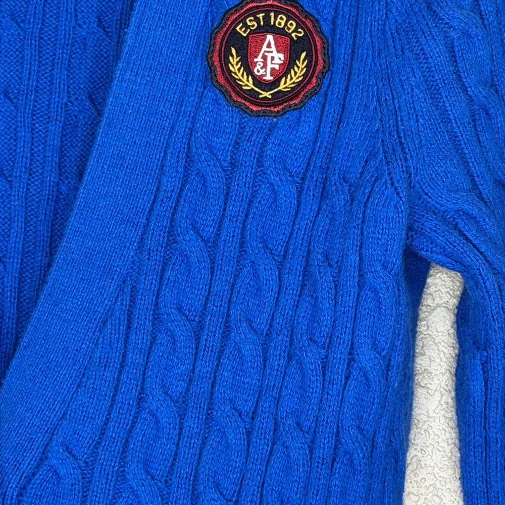 Abercrombie & Fitch vibrant blue